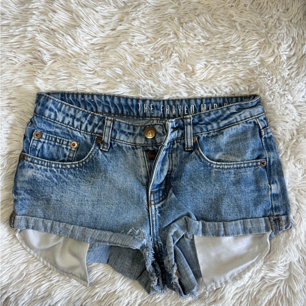 Blue Jean Shorts with Frayed Hem and Classic Denim Style
